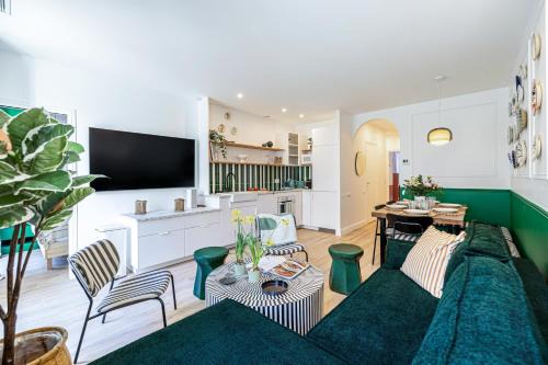 NEW! Remodeled & Spacious 4 Bedroom - 3 Bath - Heart of Nice - AC in all rooms - With a large elevator