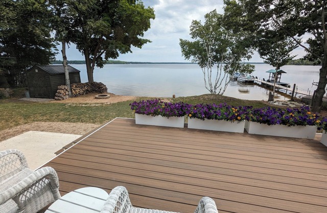NEW! Renovated lakeside cottage with a private sandy beach. Great Location!