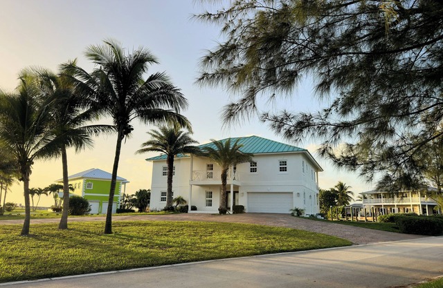 New Renovated Spacious 5-bedroom house Gardenia Villa West End