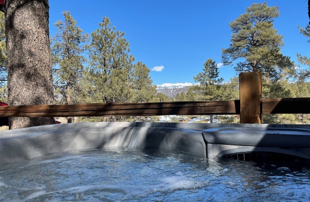 New Rental! Close to town, Wolf Creek, Peaceful Setting, A/C just added!