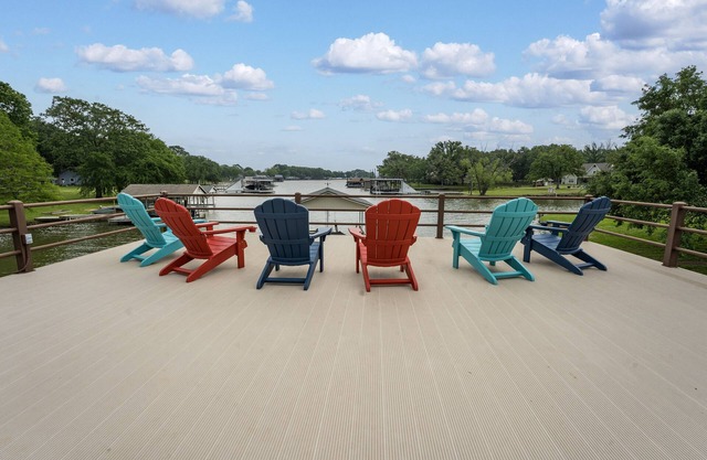 NEW RENTAL! DEEP WATER! Cedar Creek Lakehouse w/ Golfcart & Dbl Decker Boat Dock