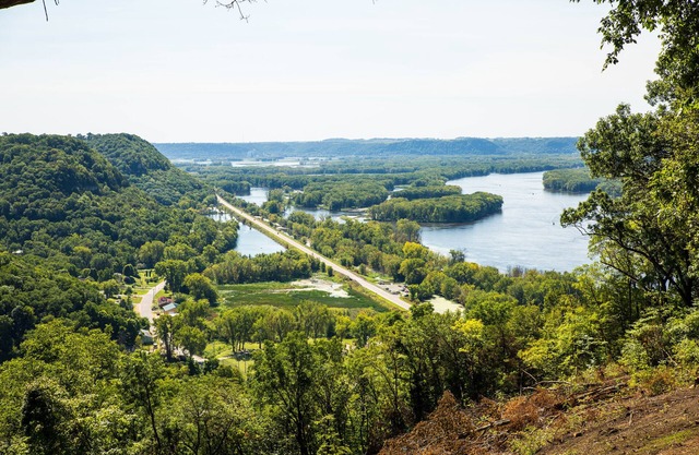 New Rental! Kid Friendly Bluff House with incredible Mississippi River Views!