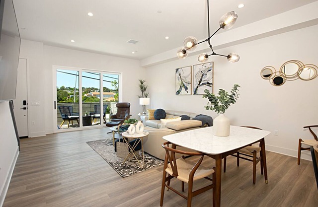 NEW Residence w/Private Rooftop, Patio and Steps to downtown.