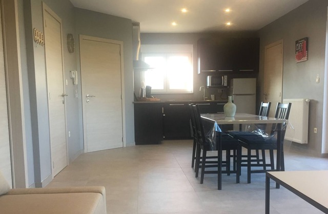 Nueva residencia con estacionamiento privado y 2 apartamentos para 4 personas cada uno.