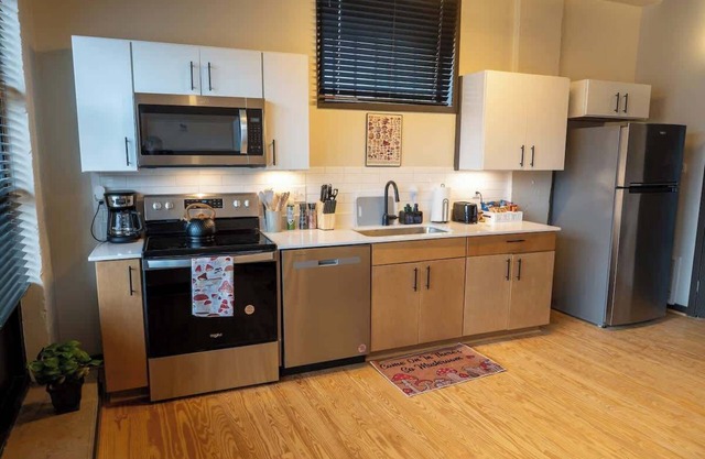 Newly Renovated 1 Bedroom apartment in uptown - safe - walkable