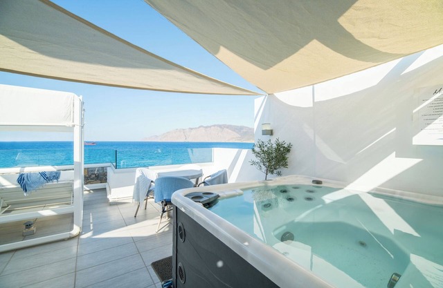 New Seafront Villa with Rooftop Hot Tub, 50 m from the Beach