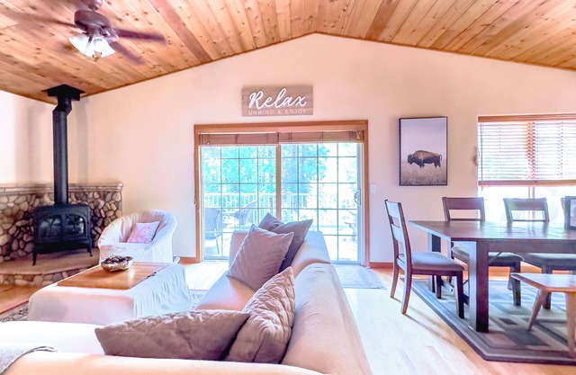 20% off. New!!! Secluded, forest, private hot tub, pets, rivers, lakes, wineries
