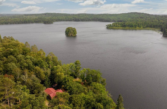 NEW! Secluded Wilderness Haven near snowmobile/hiking trails, King Bed & Jacuzzi