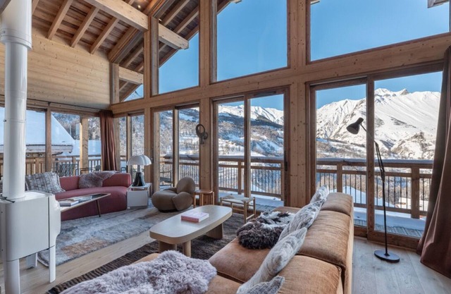 New Ski-In Chalet with Sauna, 5 Bedrooms, Sleeps 12