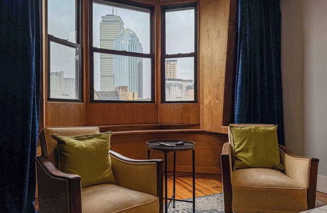 NEW - South End Penthouse - Walk to Everything - Washer and Dryer in Unit -