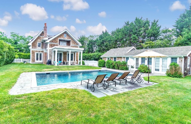 New Southampton Village Gem. 6 bedroom, 6 + bath and 5 minutes drive to beach.