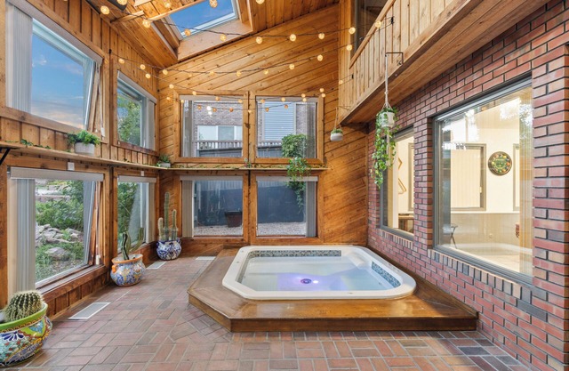 NEW! SPA/HotTub - GameRoom - 3xBars - 4xFireplaces