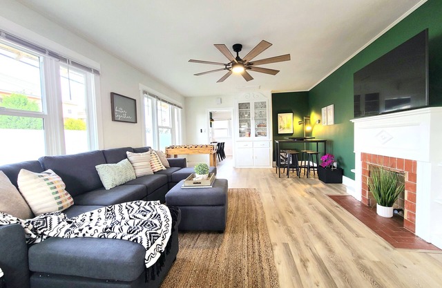 NEW Spacious 3B/2ba Bungalow 1.7mi to BEACH+GAMES!