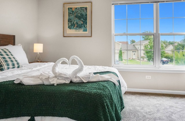 NEW Spacious and Comfy Duplex - 55" & 50" Smart TVs, Workspace, Cul-de-sac