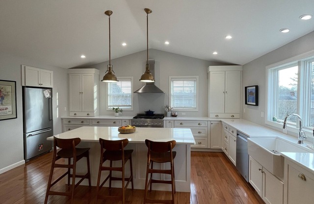 New, Spacious & Comfortable Home-Minutes to Newport & beaches. Walk to water.