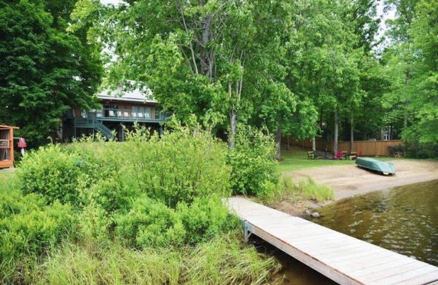 New Spacious Lakefront Family Cottage w/BBQ & Toys