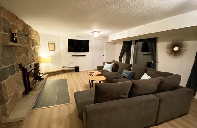 NEW!!! Spacious lakefront cottage close to Toronto