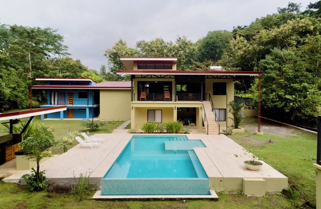 NEW Spacious luxury home with creek access - WiFi / pool! with WiFi, AC