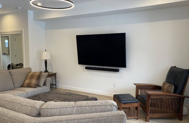 New Spectacular Air Conditioned Townhome, Workout SPA + Office