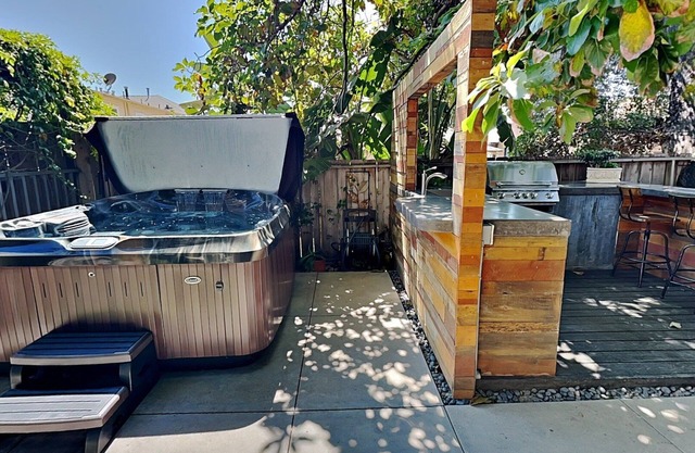 Nueva remodelación cerca del centro de la ciudad, NUEVO Jacuzzi, pozo de fuego, barbacoa (C)