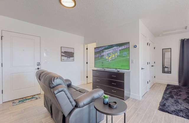 New Studio, Balcony w/views, Nexflix, Pool