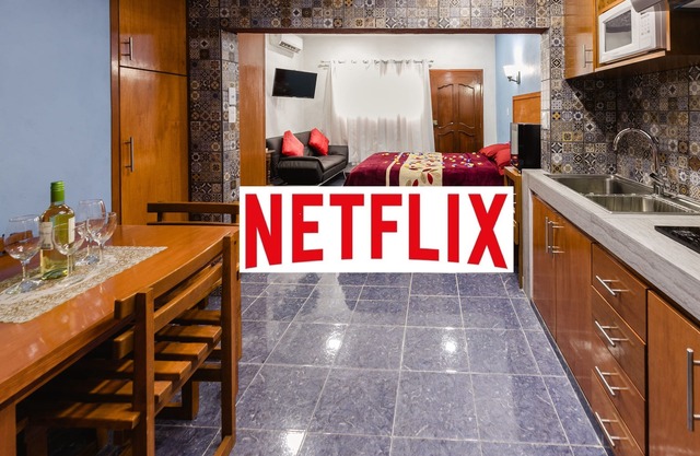 ¡Nuevo! Estudio con balcón, WiFi +, refrigerador de vinos y más.