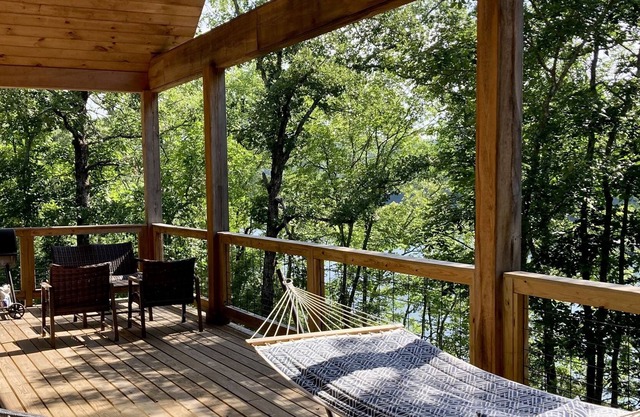 NEW! Stunning lake house! Sleeps 13!