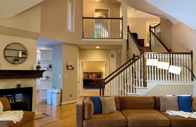 New Stunning Lil Bit of Heaven w/ Mt Views near Asheville Spacious Relaxing
