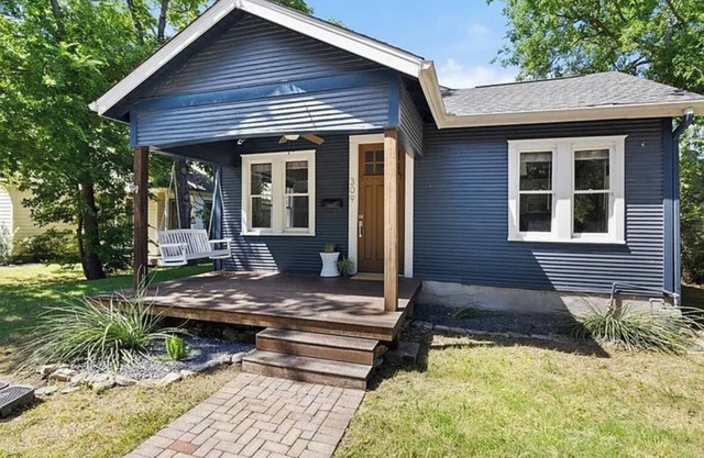 NEW Style & Comfort - 2 miles to downtown, 5 blocks to cute cafes, bars