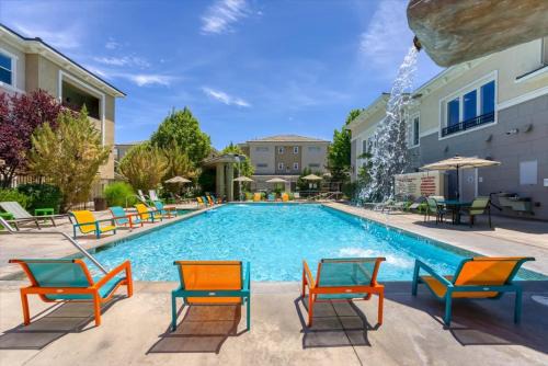 New Stylish 1BR Apt with Heated Pool Gym & Yoga Studio