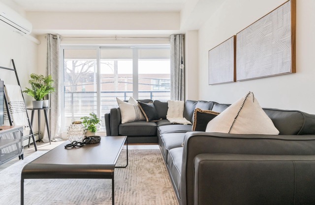 NEW! Stylish DT Condo | UG Parking | AC | Mins to Stampede