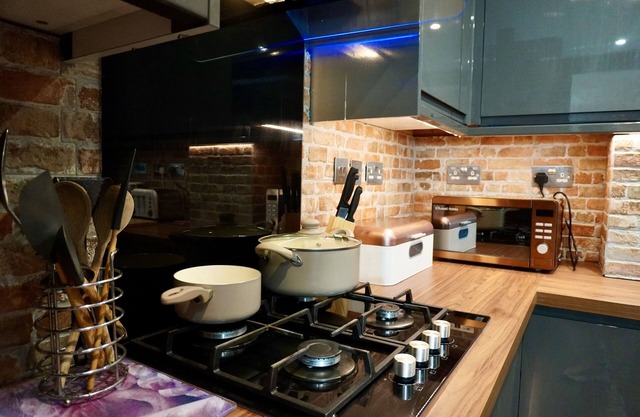 NEW Stylish Modern Home - >10 min from Reading Centre & Lakeside
