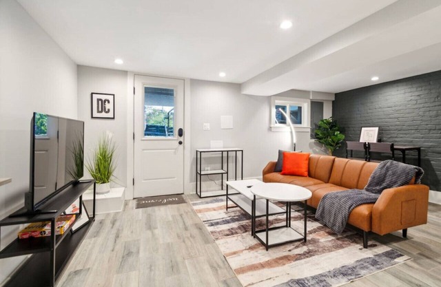 NEW Stylish Suite near Manor Park