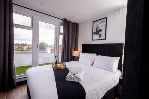 New Stylish Top-Floor Flat with Balcony and Parking - 20 Min Link to Kings Cross