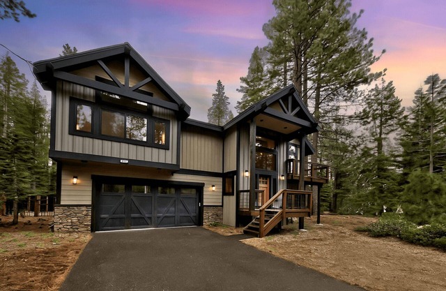 New Tahoe Mountain Retreat, Pool Table, Near Lake and Trails, Weber BBQ, Pets Welcome