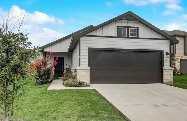 NEW! Texy-Mexy Bungalow: Spacious 3-Bedroom House w/ Full Access & Pets Welcome!
