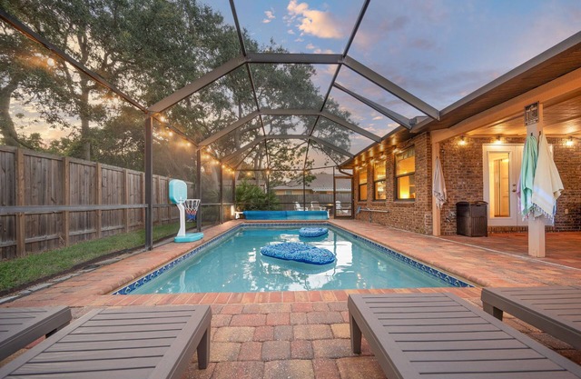 NEW The Crooked Palm! Walk to Butler Beach ︴Heated Pool ︴Pet Friendly ︴Fire Pit