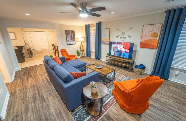 NEW The Drover by USAO - King Bed - SmartTV - Quiet Street!