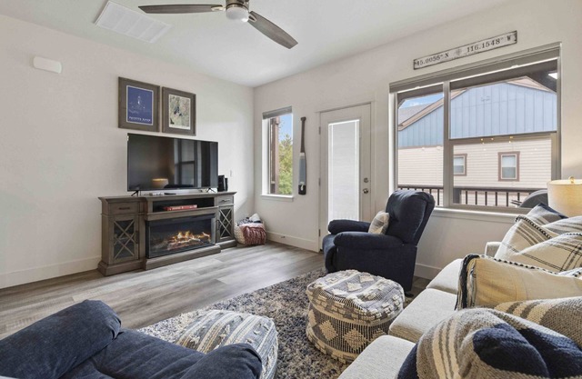 NEW! The Getaway; A Fresh Modern Retreat! Enjoy the Mountains & Lake with Your Fav People!