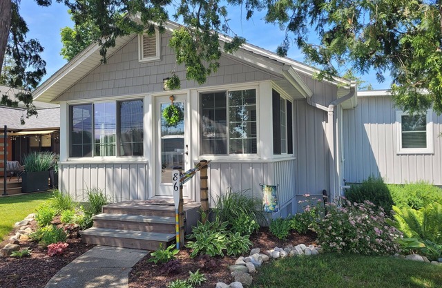 NEW! The Lily Pad on Benzie Blvd. - Super Cute and Great Location! Central Air Conditioning!