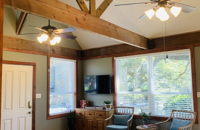 NEW!! The Potters Cottage minutes from 1-49 and 1-10.