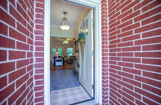 New to the Market! 3 / 2 BRIGHT and CLEAN Home with All the Amenities