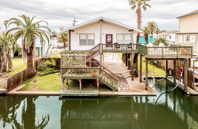 NEW TO THE MARKET - CANAL VISTA WATERFRONT CANAL LOCATION - SLEEPS 7
