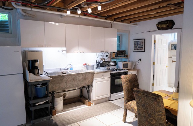 New to VRBO! 2/1 Mid Island Apartment, Sleeps 5