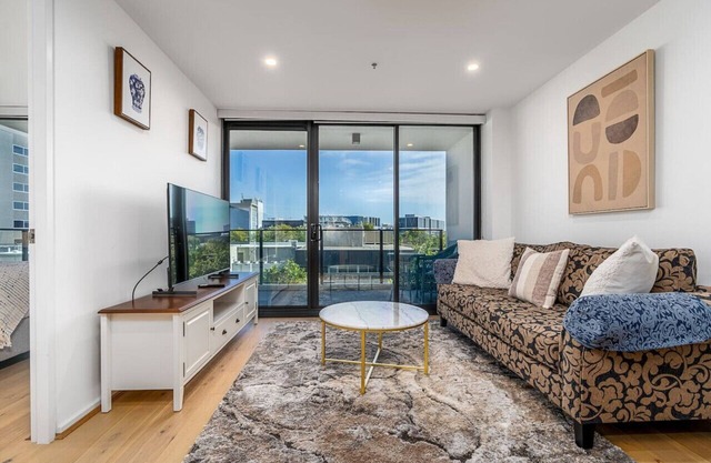 New to VRBO: North-Facing APT 3 min to Canberra Times Fountain