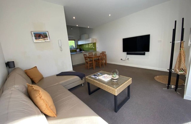 New to VRBO: Cosy Work From Home Townhouse 10 Mins From City