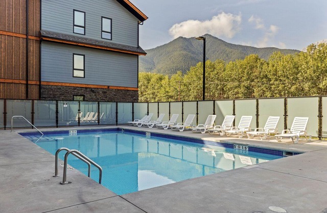 New Top Floor 3Bed/2Bath, sleeps 8. Outdoor pool and Hot Tub Open Year Round!