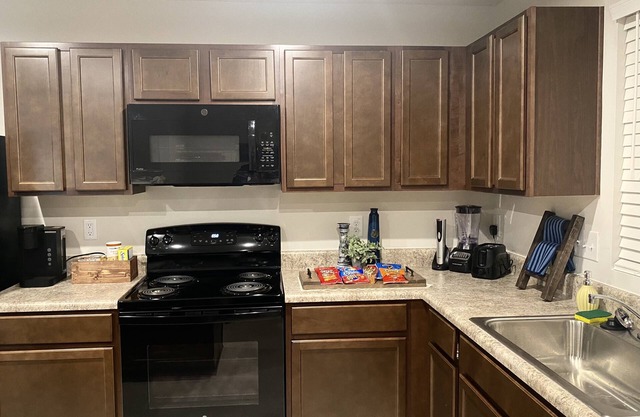 New Townhome beautiful & cozy 3br