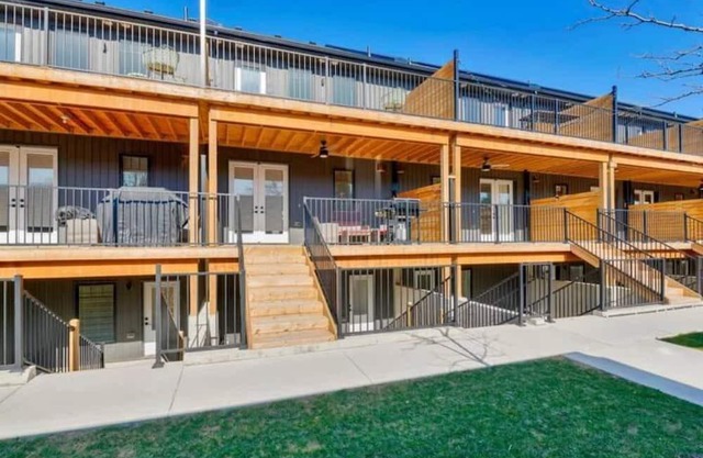 New Townhomes - 16 Guests - Walkerville