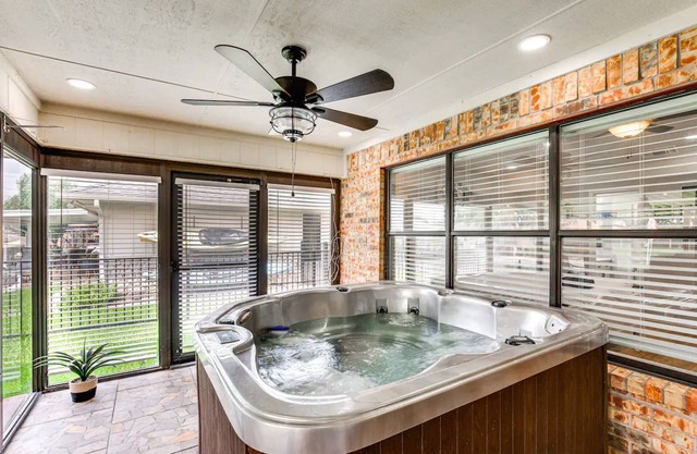 New! Tranquil & Peaceful Lake Granbury Retreat | Hot Tub | Pet Friendly | Great Location to Swim!